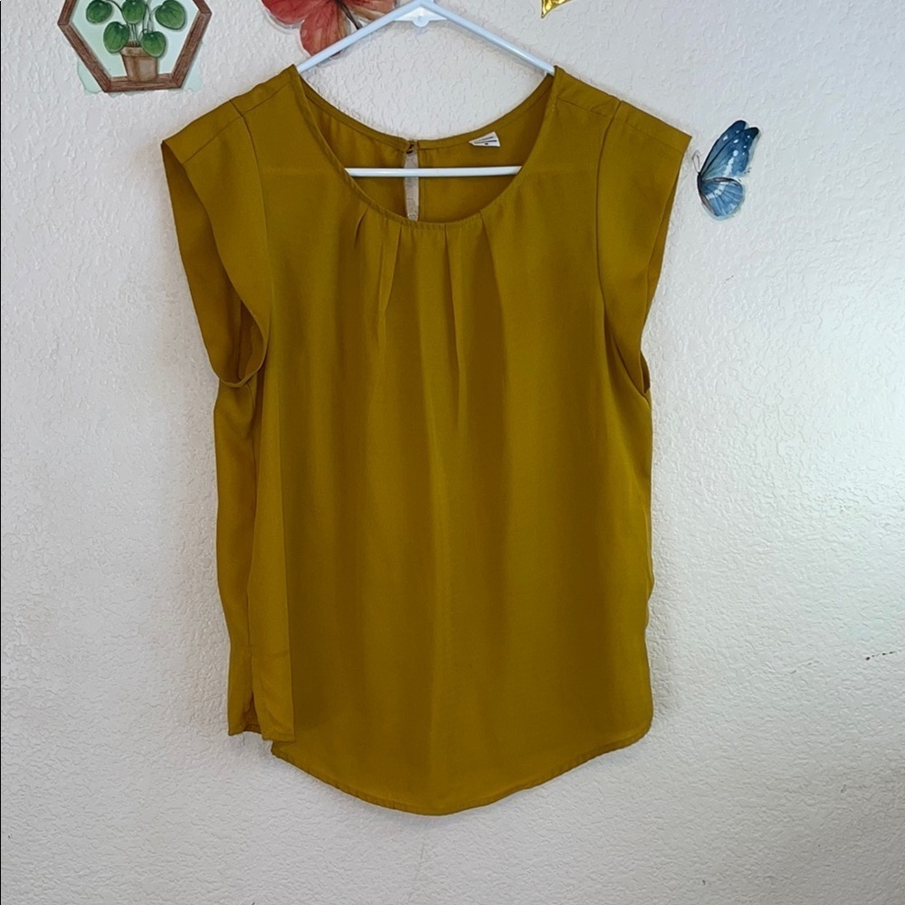 Iris Basic Gold Pleated Sleeveless Blouse